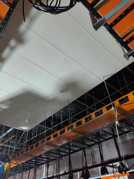 跨年交付实录｜河北廊坊数据中心铝扣板吊顶完工：1200㎡算力枢纽的防护与适配方案