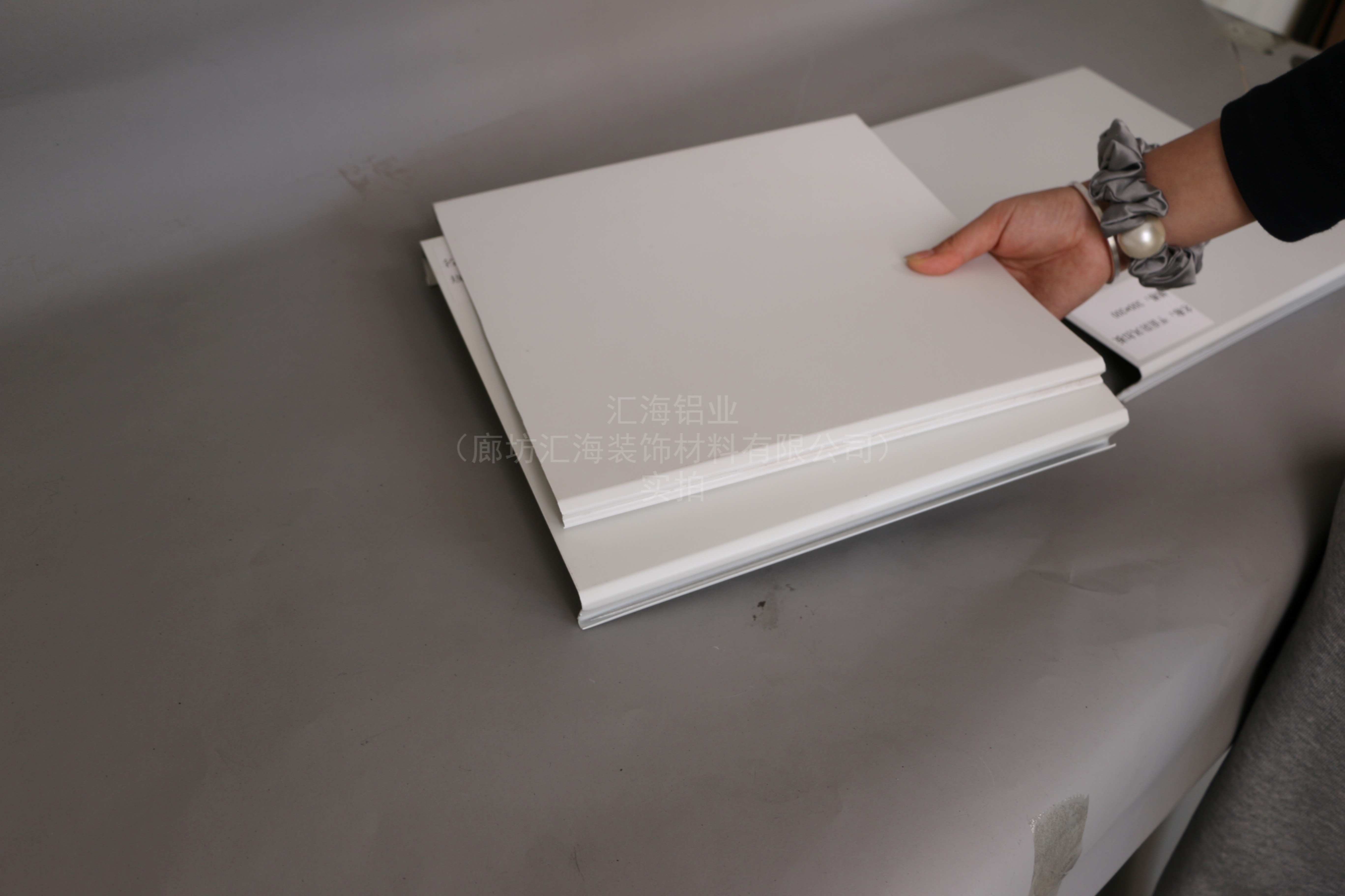 加油站、高铁站露天连廊吊顶：防风铝条扣板的抗风等级怎么选