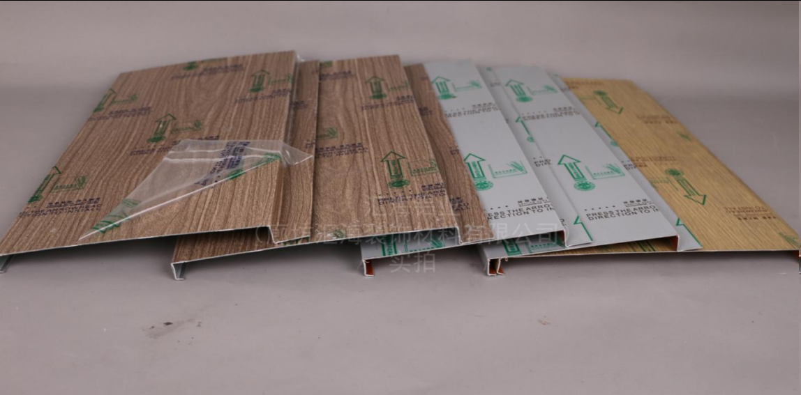 河北铝扣板厂家干货：北方大风沙地区，防风铝条扣板这么选才对